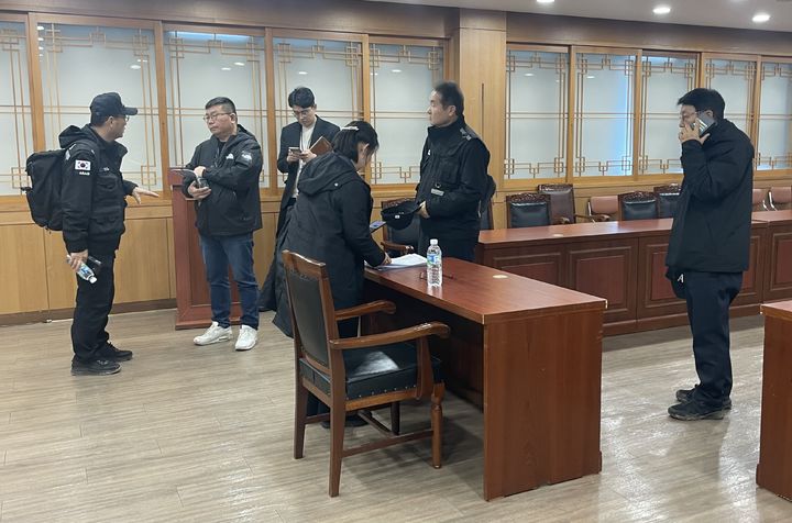 [대구=뉴시스] 정재익 기자 = 7일 오전 대구 북구청 상황실에서 산불 진화현장에서 떨어진 헬기의 추락 원인을 밝히기 위한 긴급회의가 진행됐다. 2025.04.07. jjikk@newsis.com *재판매 및 DB 금지