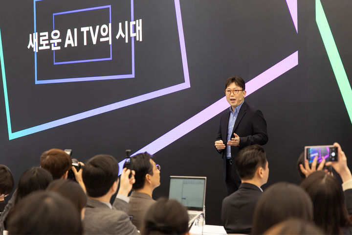 [서울=뉴시스]용석우 삼성전자 영상디스플레이(VD)사업부장(사장)이 7일 오전 서울 서초구 삼성 강남에서 열린 신제품 출시 행사 '언박스 앤 디스커버(Unbox & Discover) 2025'에 참석해 발언하고 있다. (사진 = 삼성전자) 2025.04.07. photo@newsis.com *재판매 및 DB 금지