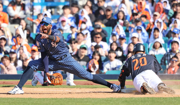 [서울=뉴시스] 프로야구 한화 이글스 이재원(오른쪽)이 지난 6일 대전한화생명볼파크에서 열린 2025 신한 쏠뱅크 KBO리그 삼성 라이온즈와의 경기에서 슬라이딩을 시도했으나 아웃 당하고 있다. (사진=삼성 라이온즈 제공) 2025.04.06. *재판매 및 DB 금지