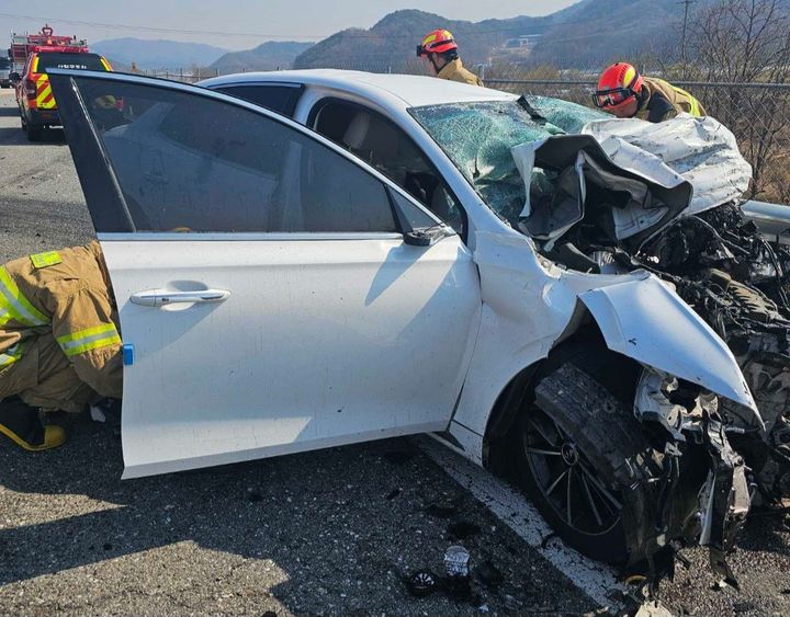 [춘천=뉴시스] 7일 오전 9시 18분경 강원 춘천시 남산면 광판리 광판중학교앞 70번 지방도상에서 덤프트럭과 그랜저가 충돌하는 사고가 발생했다고 밝혔다. 강원특별자치도 소방본부 제공. *재판매 및 DB 금지