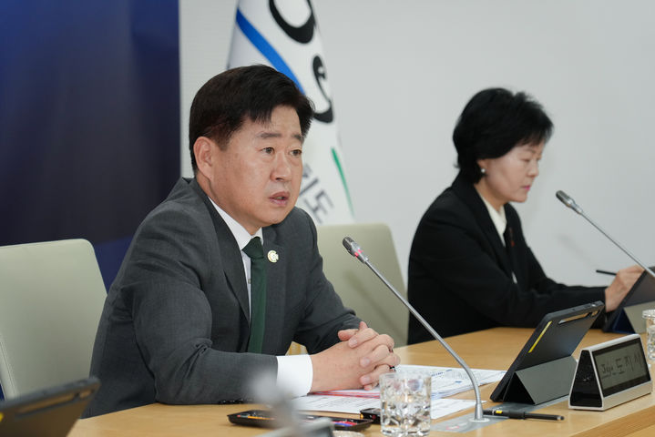 [제주=뉴시스] 오영훈 제주도지사는 7일 오전 도청 한라홀에서 열린 주간 혁신성장회의에서 관광회복을 위한 새로운 혁신을 강조하고 있다. (사진=제주도 제공) 2025.04.07. photo@newsis.com *재판매 및 DB 금지