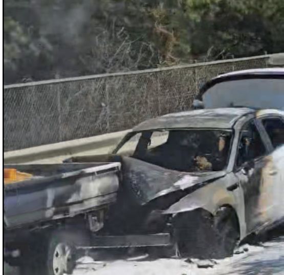 [당진=뉴시스] 7일 오전 11시40분께 충남 당진시 신평면 신흥리 국도에서 1t트럭과 승용차 교통사고 후 차량에 불이 나 현장에 출동한 소방대원이 28분 만에 껐다. (사진=독자 제공) 2025.04.07. photo@newsis.com *재판매 및 DB 금지