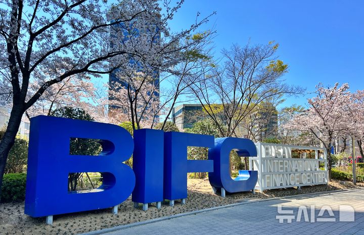 [부산=뉴시스] 부산국제금융센터(BIFC) 조형물. (사진=뉴시스 DB) photo@newsis.com