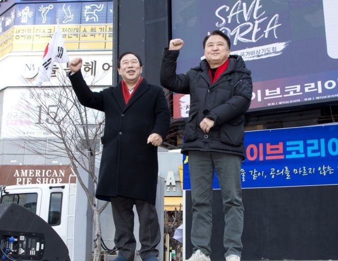 [세종=뉴시스]지난 3월 15일 (왼쪽)최민호 세종시장과 김영환 충북지사가 함께 '세이브코리아' 주최 국가비상기도회에서 '충정가'를 열창하고 있다.(사진=최민호 시장 페이스북).2025.04.07. photo@newsis. *재판매 및 DB 금지