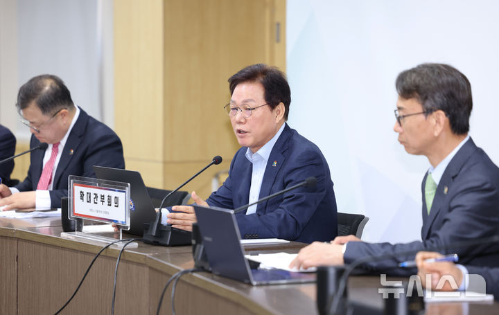 [창원=뉴시스] 박완수(가운데) 경남도지사가 7일 도청 도정회의실에서 확대간부회의를 주재하고 있다.(사진=경남도 제공) 2025.04.07. photo@newsis.com