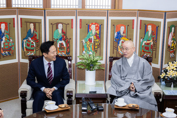 [서울=뉴시스] 오세훈 서울시장이 7일 오전 한국불교태고종 총무원에서 총무원장 상진스님과 환담을 나누고 있다. 2025.04.07 (사진 제공=서울시) photo@newsis.com *재판매 및 DB 금지