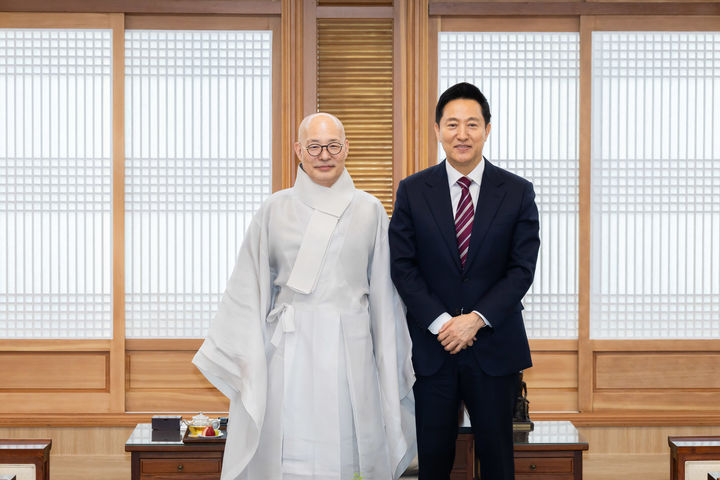[서울=뉴시스] 오세훈 서울시장이 7일(월) 오전 대한불교조계종 총무원에서 총무원장 진우스님과 환담을 나눈 뒤 사진촬영을 하고 있다. 2025.04.07 (사진 제공=서울시)photo@newsis.com *재판매 및 DB 금지