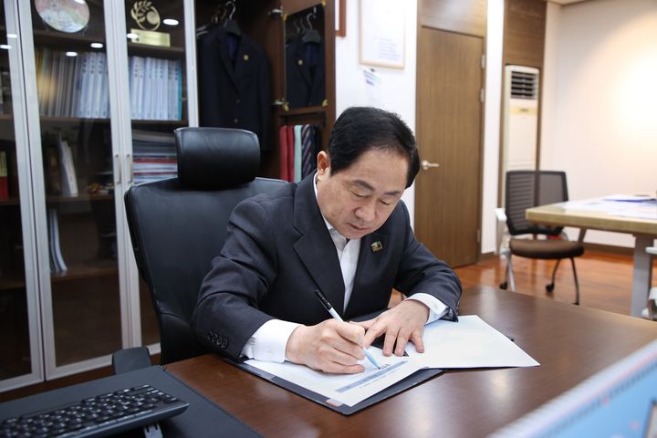 주광덕 남양주시장이 상수원 규제 관련 헌법소원의 신속한 심리를 요구하는 탄원서에 서명하고 있다. (사진=남양주시 제공) photo@newsis.com *재판매 및 DB 금지