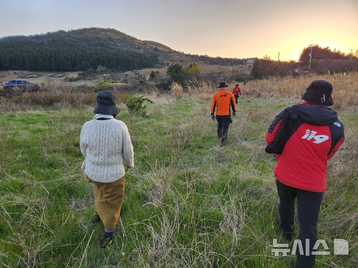 [제주=뉴시스] 6일 오후 제주시 구좌읍 한 오름에서 60대 등산객이 길을 잃어 출동한 소방당국이 발견, 주차장까지 안내하고 있다. (사진=제주소방안전본부 제공) 2025.04.07. photo@newsis.com