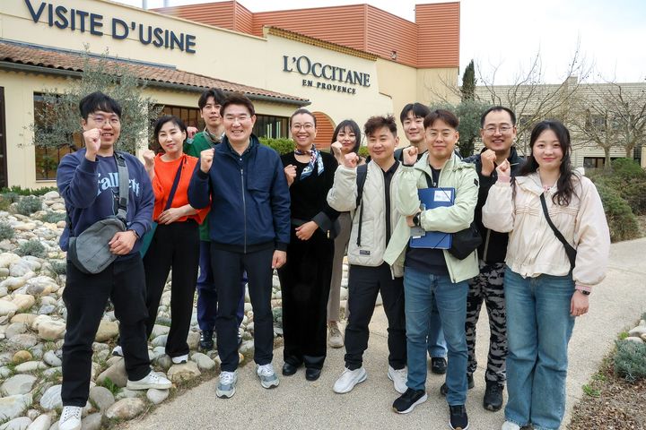 [순천=뉴시스] 노관규 순천시장을 중심으로 순천시연수단이 프랑스 록시땅 본사 앞에서 기념촬영하고 있다. (사진=순천시 제공) 2025.04.07. photo@newsis.com *재판매 및 DB 금지