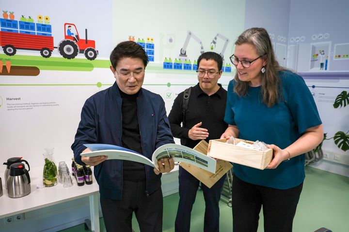 [순천=뉴시스] 노관규 순천시장노관규 순천시장이 와게닝겐 대학교 관계자와 그린바이오 산업에 대해 논의하고 있다 (사진=순천시 제공) 2025.04.07. photo@newsis.com *재판매 및 DB 금지