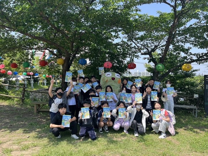 [대구=뉴시스] 대구시 수성구는 지역 학생들을 대상으로 망월지 두꺼비 생태체험 프로그램을 운영한다. (사진 = 대구시 수성구 제공) 2025.04.07. photo@newsis.com *재판매 및 DB 금지