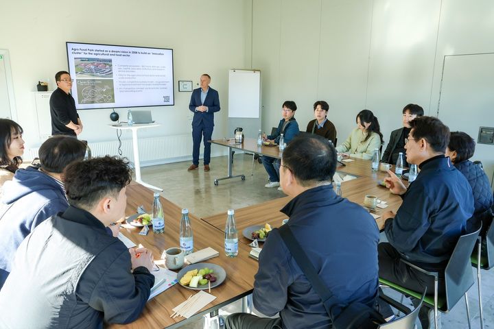 [순천=뉴시스] 순천시 연수단이 덴마크에 위치한 ‘아그로 푸드파크’에 방문해 관계자로부터 농식품산업에 대한 설명을 듣고 있다. (사진=순천시 제공) 2025.04.07. photo@newsis.com *재판매 및 DB 금지