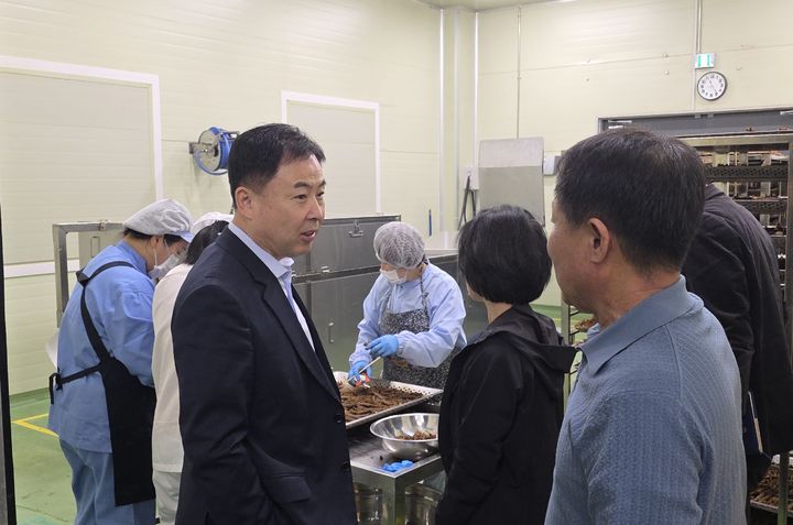 [세종=뉴시스]박정관 농촌진흥청 국립원예특작과학원 인삼특작부장이 7일 건강식품 전문 제조기업 '해오담 농업회사법인'을 찾아 기술협력 방안을 논의하고 있다. (사진=농진청 제공) *재판매 및 DB 금지