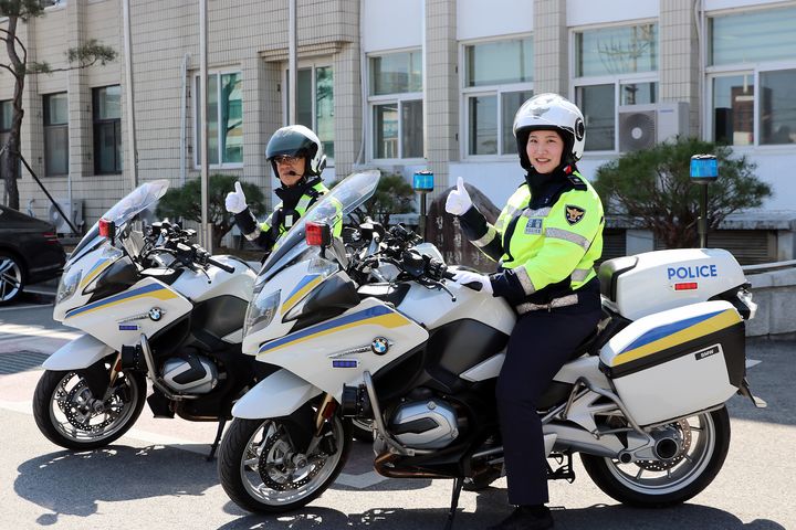 [상주=뉴시스] 싸이카에서 포즈를 취한 이윤지 순경. (사진=상주경찰서 제공) 2025.04.07 photo@newsis.com *재판매 및 DB 금지
