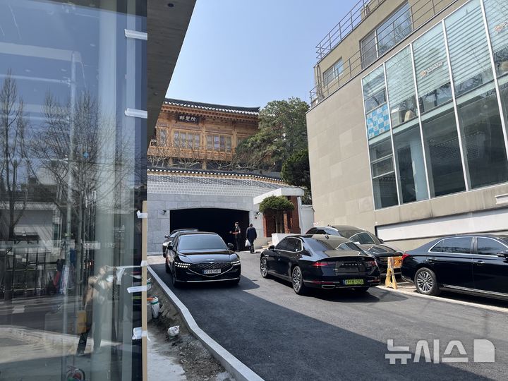 [서울=뉴시스]이현주 기자 = SK 오너 일가와 주요 경영진들이 창립 72주년을 맞아 7일 고(故) 최종건 창업회장의 사저였던 '선혜원'에 모여 그룹 정신을 되새겼다. 이날 오후 메모리얼 행사 직후 차량들이 선혜원을 빠져나오고 있다. lovelypsyche@newsis.com