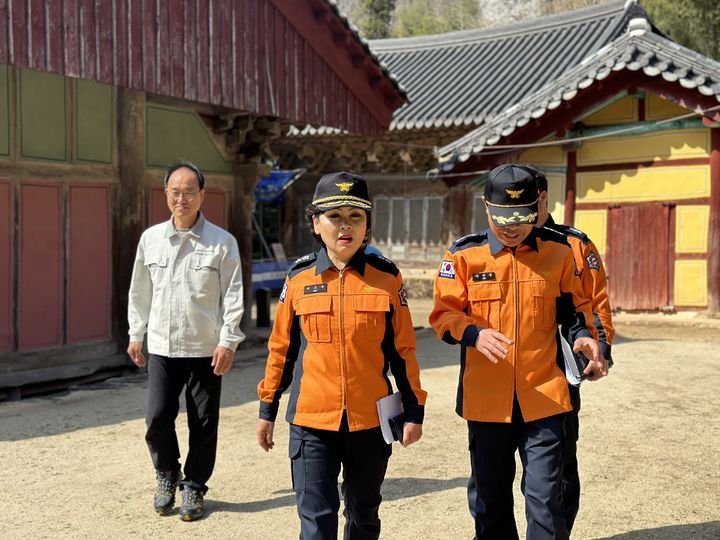 [완주=뉴시스] 7일 전북 완주군 경천면의 사찰인 화암사를 찾은 이오숙(왼쪽 두 번째) 전북특별자치도소방본부장이 사찰 일대를 둘러보며 안전점검을 시행하고 있다. (사진=전북도소방본부 제공) 2025.04.07. photo@newsis.com *재판매 및 DB 금지