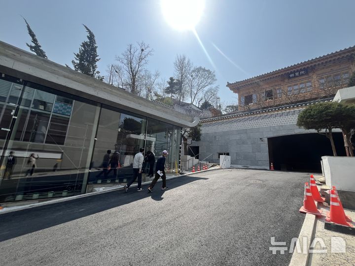 [서울=뉴시스]이현주 기자 = SK 오너 일가와 주요 경영진들이 창립 72주년을 맞아 7일 고(故) 최종건 창업회장의 사저였던 '선혜원'에 모여 그룹 정신을 되새겼다. 선혜원은 현재 내부 리모델링 공사를 마쳤으며 별관은 다음달 완공을 목표로 하고 있다. lovelypsyche@newsis.com