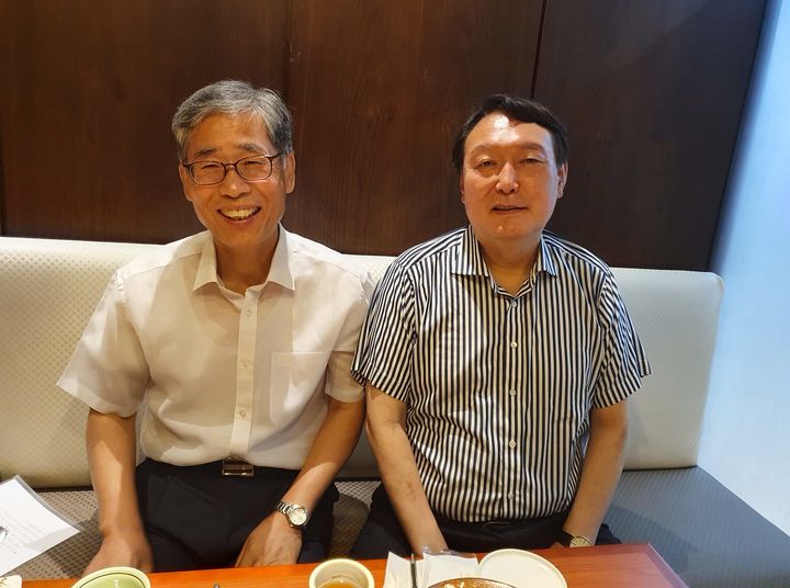 [서울=뉴시스] 2021년 7월 신평 변호사(왼쪽) 페이스북에 올라온 그와 윤석열 전 대통령(오른쪽). (출처=신평 페이스북) 2025.04.07. photo@newsis.com *재판매 및 DB 금지