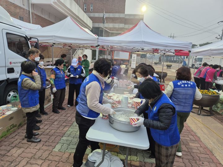 [안동=뉴시스] 바르게살기운동경상북도협의회의 산불 이재민 돕기 봉사활동 장면. (사진=경북도 제공) 2025.04.07. photo@newsis.com *재판매 및 DB 금지