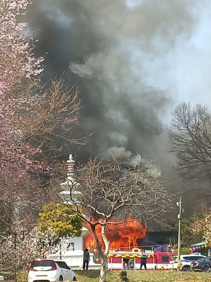 [용인=뉴시스] 7일 오후 1시13분께 경기 용인시 처인구에 위치한 금당선원에서 불이 났다. (사진=경기도소방재난본부 제공) 2025.04.07. photo@newsis.com *재판매 및 DB 금지