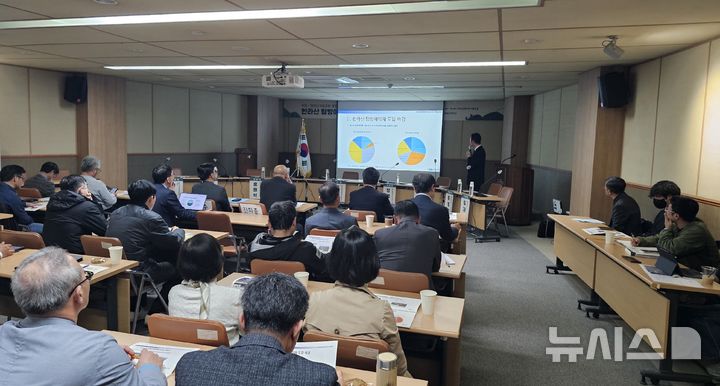 [제주=뉴시스] 임재영 기자 = 강진영 제주연구원 선임연구위원은 7일 오후 한라산연구부 시청각실에서 한라산탐방예약제 운영개선 인식조사 개요 및 결과를 발표하고 있다. 2025.04.07. ijy788@newsis.com