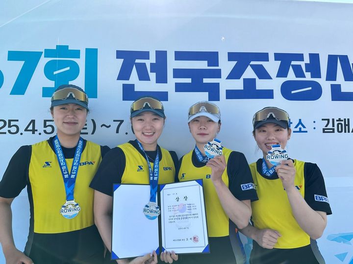 [부산=뉴시스] 제67회 전국조정선수권대회의 쿼더러플 종목에서 은메달을 수상한 조선형(왼쪽부터), 김하영, 최수진, 최서현 선수 (사진=부산항만공사 제공) 2025.04.07. photo@newsis.com *재판매 및 DB 금지