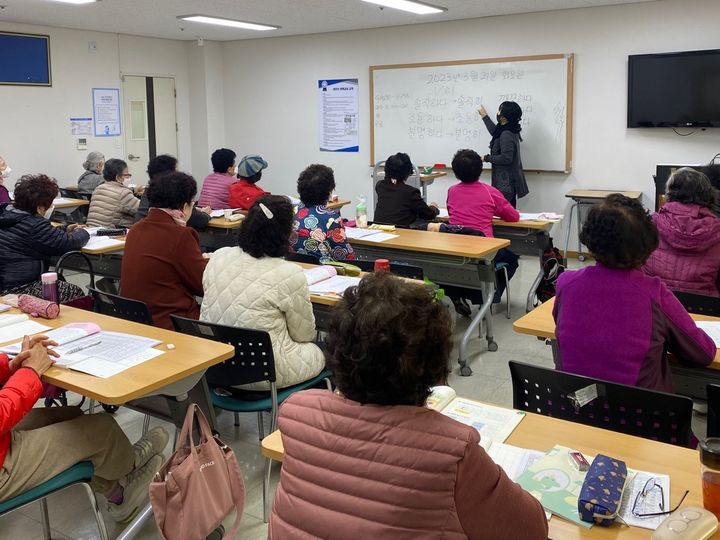 [부산=뉴시스] 해운대구가 성인문해교육을 진행하고 있다. (사진=부산 해운대구 제공) 2025.04.07. photo@newsis.com *재판매 및 DB 금지