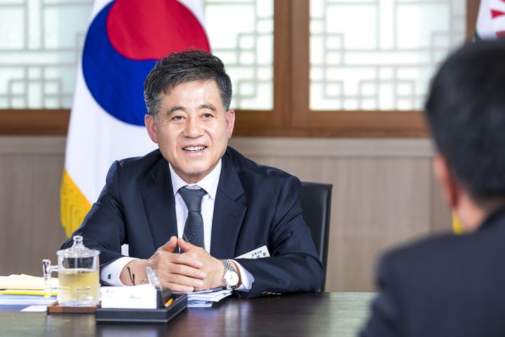 8일 정성주 김제시장이 자신의 집무실에서 지역소멸도시에 대한 해법으로 특화산업과 청년정책 등을 설명하고 있다. 2025.04.08 *재판매 및 DB 금지