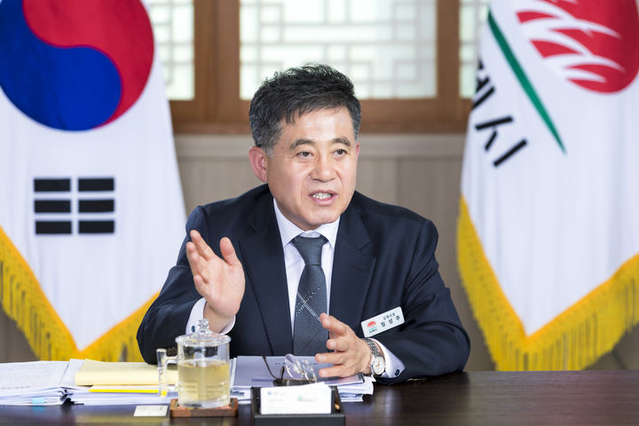 8일 정성주 김제시장이 자신의 집무실에서 지역소멸도시 극복을 위해 추진하고 있는 정책에 대해 소개하고 있다. 2025.04.08 *재판매 및 DB 금지