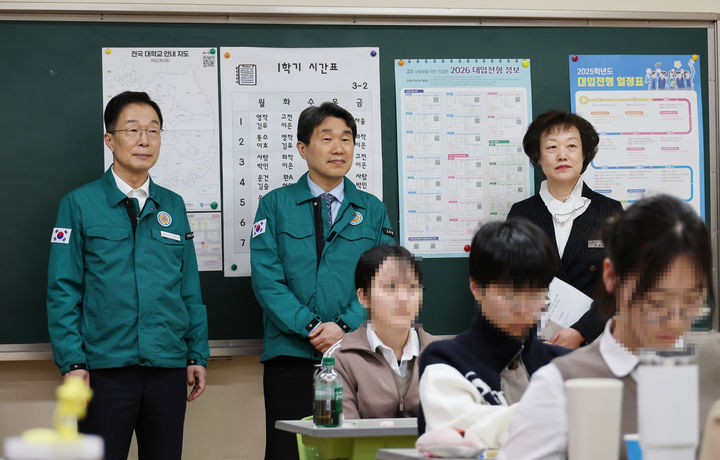 [세종=뉴시스]이주호 사회부총리 겸 교육부 장관이 지난 7일 오후 대형 산불 재난으로 피해를 입은 경북 의성군 의성여고를 방문해 경북 지역 내 학교 피해 상황 및 피해 학생에 대한 심리 지원 대책을 점검하는 모습. (사진=교육부 제공) 2025.04.07. photo@newsis.com *재판매 및 DB 금지