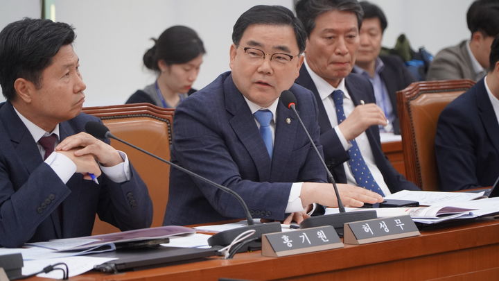 [창원=뉴시스] 강경국 기자 = 더불어민주당 허성무 의원(창원시 성산구)이 지난 4월 7일 열린 국회 APEC 특별위원회 전체회의에서 2025 APEC 정상회의의 지역경제 연계 방안을 촉구하고 있다. (사진=허성무 의원실 제공). 2025.10.21. photo@newsis.com *재판매 및 DB 금지