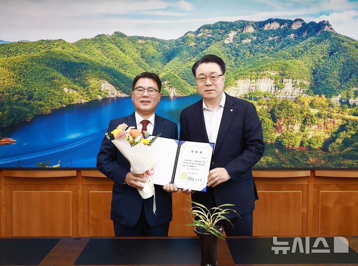 [광주=뉴시스] 화순군(군수 구복규)은 7일 제2대 화순군문화관광재단 대표이사에 구종천 전 광주역사민속박물관장이 취임했다고 밝혔다. (사진=화순군 제공). 2025.04.07. photo@newsis.com *재판매 및 DB 금지