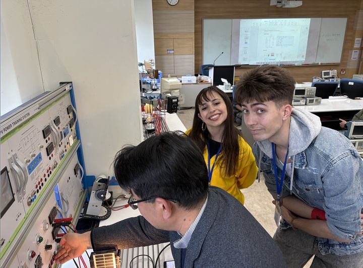 [서울=뉴시스] 김대욱 한국폴리텍대학 신기술교육원 전기과 교수가 영국 캐피털시티칼리지(CCC) 재학생들을 대상으로 태양광발전실습장비를 설명하고 있다. 2025.04.08. (사진=한국폴리텍대학 제공) *재판매 및 DB 금지