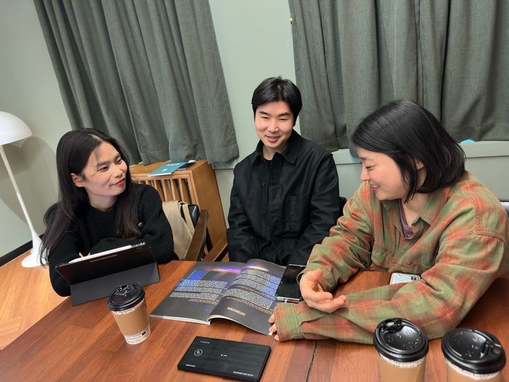 [서울=뉴시스] 7일 서울 종로구 예술가의집에서 열린 뮤지컬 '라이카' 라운드 인터뷰에 참석한 한정석 작가(가운데), 이선영 작곡가(왼쪽), 박소영 연출가.(사진=뮤지컬 '라이카' 홍보 제공) 2025.04.07. photo@newsis.com *재판매 및 DB 금지