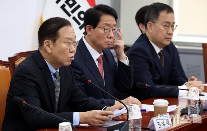 [서울=뉴시스] 조성봉 기자 = 권영세 국민의힘 비상대책위원장이 7일 오전 서울 여의도 국회에서 열린 비상대책위원회의에서 발언을 하고 있다. 2025.04.07. suncho21@newsis.com