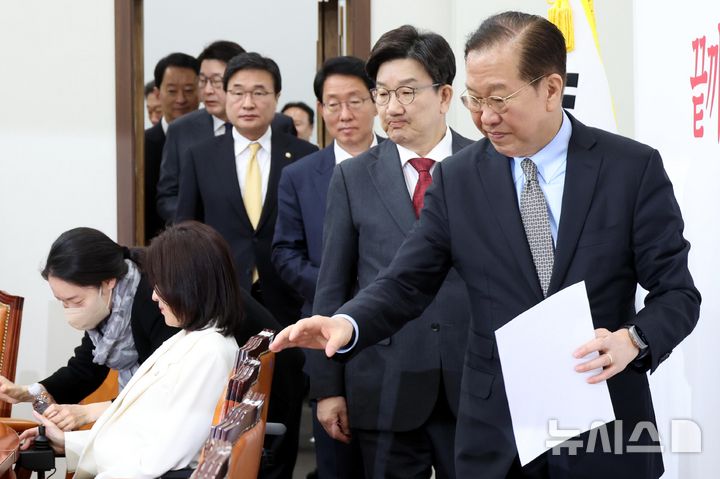 [서울=뉴시스] 조성봉 기자 = 권영세 국민의힘 비상대책위원장이 7일 오전 서울 여의도 국회에서 열린 비상대책위원회의에서 자리에 앉고 있다. 2025.04.07. suncho21@newsis.com