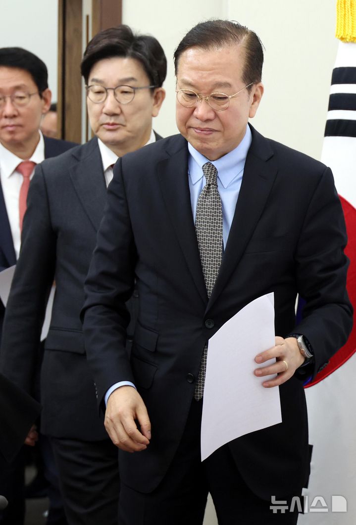 [서울=뉴시스] 조성봉 기자 = 권영세 국민의힘 비상대책위원장이 7일 오전 서울 여의도 국회에서 열린 비상대책위원회의에 참석하고 있다. 2025.04.07. suncho21@newsis.com