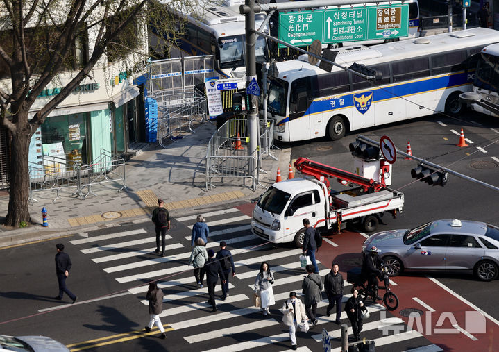 [서울=뉴시스] 김명년 기자 = 7일 오전 서울 종로구 헌법재판소 인근 안국역 사거리에서 시민들이 횡단보도를 건너고 있다. 2025.04.07. kmn@newsis.com
