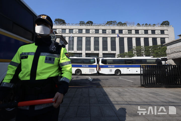 [서울=뉴시스] 김명년 기자 = 7일 오전 서울 종로구 헌법재판소 앞에서 경찰이 근무를 하고 있다. 2025.04.07. kmn@newsis.com