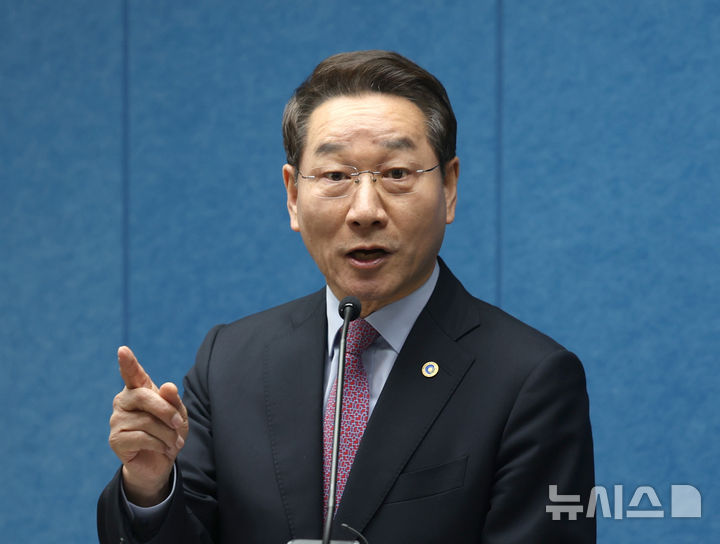 [인천=뉴시스] 전진환 기자 = 유정복 인천시장이 7일 오전 인천 남동구 인천시청 브리핑룸에서 개헌 관련 입장표명 후 기자질문에 답하고 있다. 2025.04.07. amin2@newsis.com