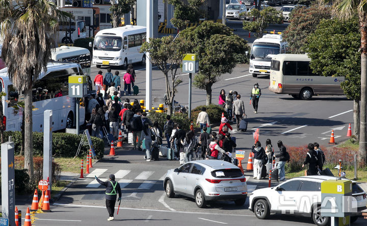 [제주=뉴시스] 우장호 기자 = 본격적인 수학여행철이 시작된 7일 오전 제주국제공항 대형차량 전용 주차장에서 학생들이 전세버스로 향하고 있다.제주도관광협회에 따르면 지난 3월 한 달간 제주를 찾은 수학여행단은 108개교·2만4500명으로 잠정 집계됐으며, 이는 지난해보다 학교는 39개교(56.5%) 학생은 7962명(49.6%)이 늘어난 수치다. 2025.04.07. woo1223@newsis.com