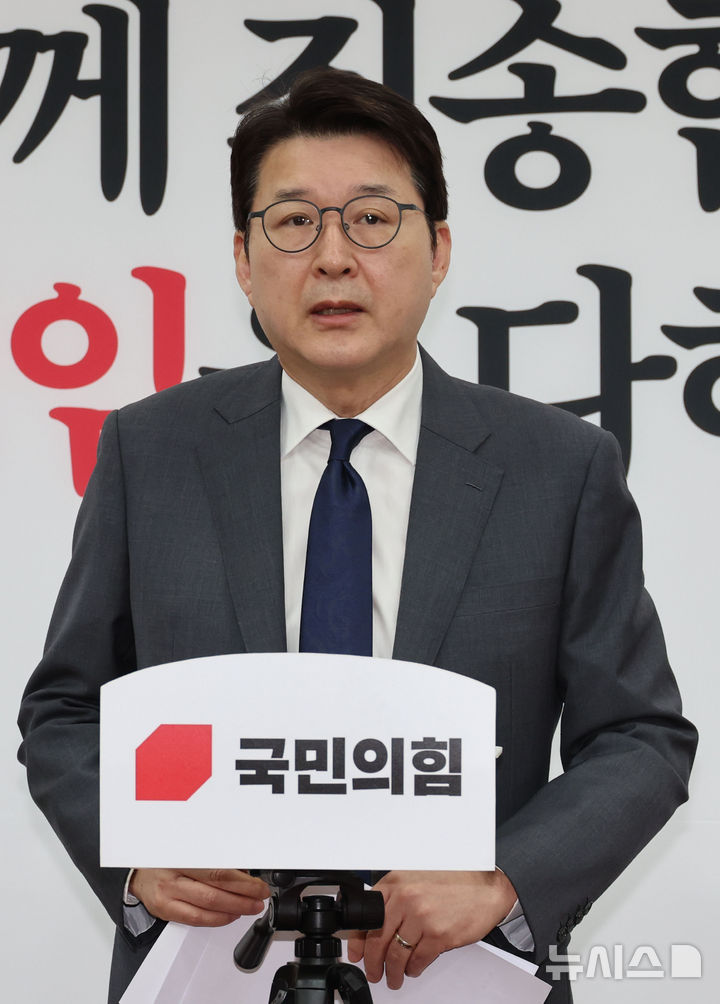 [서울=뉴시스] 권창회 기자 = 신동욱 국민의힘 수석대변인이 7일 오전 서울 여의도 국회에서 열린 비상대책위원회의를 마치고 백브리핑을 하고 있다. 2025.04.07. kch0523@newsis.com