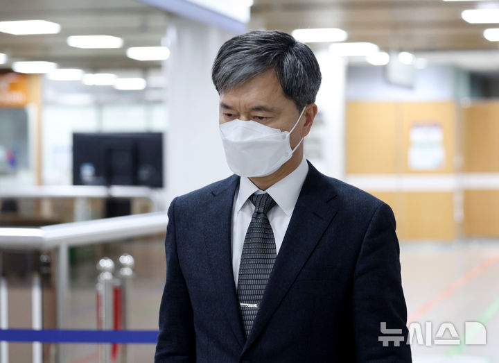 [서울=뉴시스] 김진아 기자 = 12·3 비상계엄 사태 당시 국회 봉쇄에 가담한 혐의로 1심에서 징역 3년을 선고받은 목현태 전 국회경비대장이 석방됐다. 사진은 목 전 대장이 지난해 4월 7일 서울 서초구 서울중앙지방법원에서 열린 공판에 출석하는 모습. 2026.10.13. bluesoda@newsis.com