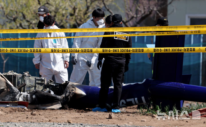 [대구=뉴시스] 이무열 기자 = 7일 대구 북구 서변동 산불 진화 헬기 추락 현장에서 국토부 항공철도사고조사위, 국과수, 경찰, 소방, 지자체 등이 합동 감식을 진행하고 있다.&nbsp; 지난 6일 오후 북구 서변동 한 야산에서 산불을 끄던 헬기가 추락해 조종사 1명이 숨졌다. 2025.04.07. lmy@newsis.com