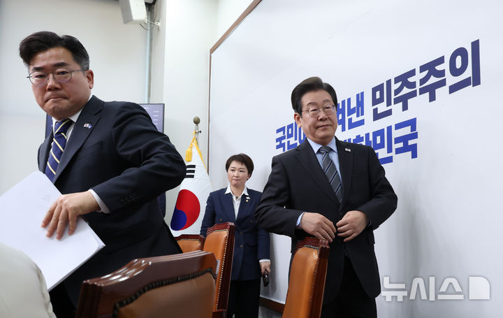 [서울=뉴시스] 고승민 기자 = 이재명 더불어민주당 대표가 7일 서울 여의도 국회에서 열린 최고위원회의를 산회 후 회의실을 나서고 있다. 2025.04.07. kkssmm99@newsis.com