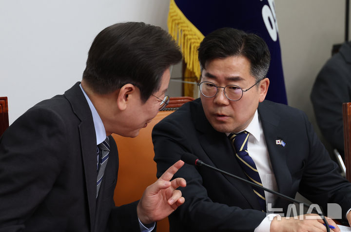 [서울=뉴시스] 고승민 기자 = 이재명 더불어민주당 대표와 박찬대 원내대표가 7일 서울 여의도 국회에서 열린 최고위원회의에서 대화하고 있다. 2025.04.07. kkssmm99@newsis.com