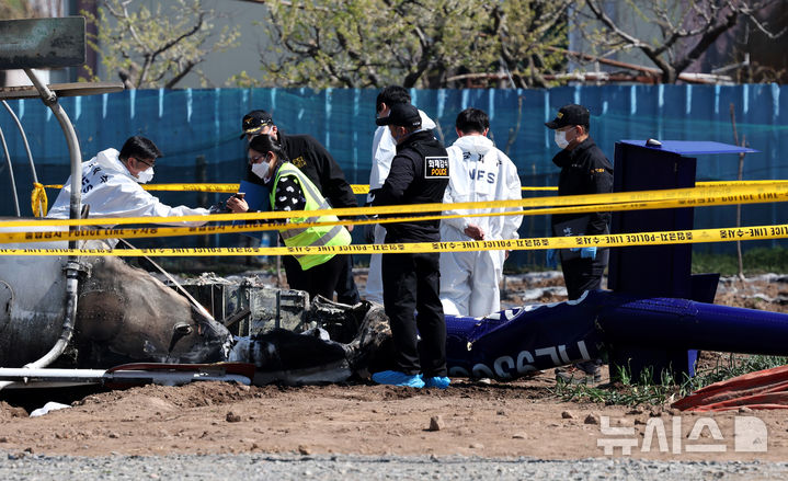 [대구=뉴시스] 이무열 기자 = 7일 대구 북구 서변동 산불 진화 헬기 추락 현장에서 국토부 항공철도사고조사위, 국과수, 경찰, 소방, 지자체 등이 합동 감식을 진행하고 있다.&nbsp; 지난 6일 오후 북구 서변동 한 야산에서 산불을 끄던 헬기가 추락해 조종사 1명이 숨졌다. 2025.04.07. lmy@newsis.com