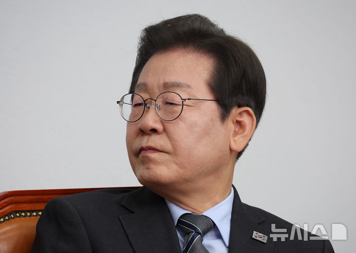 [서울=뉴시스] 고승민 기자 = 이재명 더불어민주당 대표가 7일 서울 여의도 국회에서 열린 최고위원회의에서 경제위기 상황 모니터를 바라보고 있다. 2025.04.07. kkssmm99@newsis.com