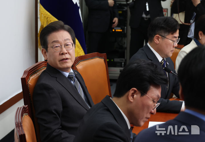 [서울=뉴시스] 고승민 기자 = 이재명 더불어민주당 대표가 7일 서울 여의도 국회에서 열린 최고위원회의에서 경제위기 상황 모니터를 바라보고 있다. 2025.04.07. kkssmm99@newsis.com